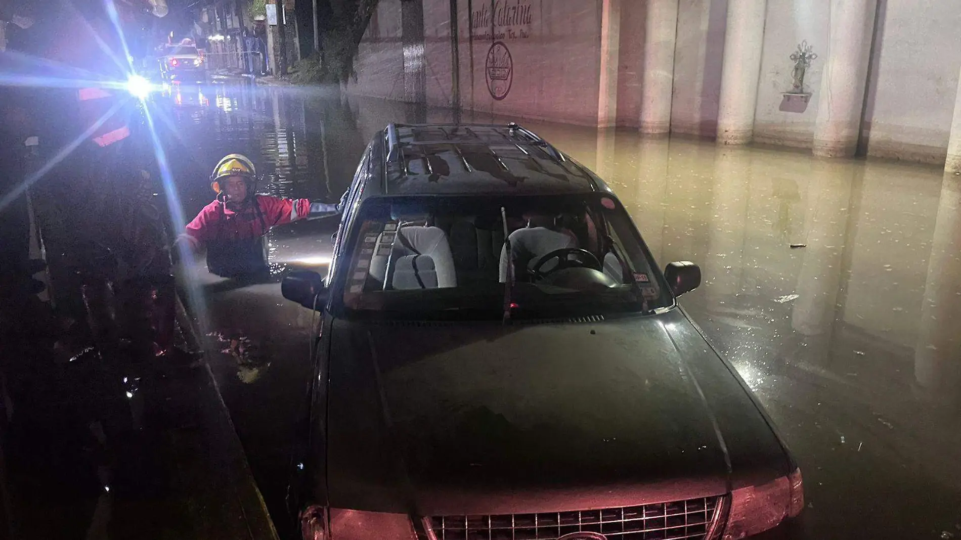 Muere hombre al intentar cruzar puente inundado en Texmelucan